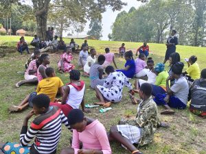 Rev.Jane counselling the young mothers (9)